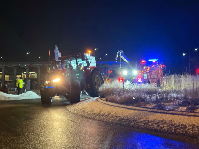 Traktor med saltspreder i uheld: Bjerg af salt ender i rundkørsel