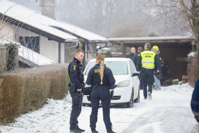 Kvinde reddet ud af brændende hus: Ambulance haster til hospitalet