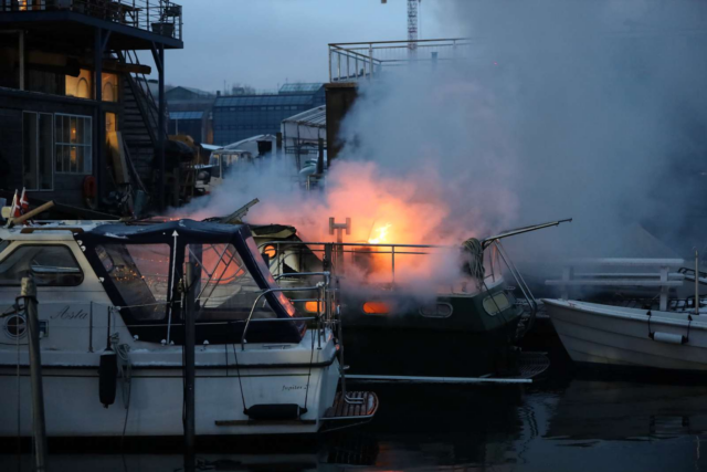 Røgfane fra brændende båd i København: Store flammer på vandet