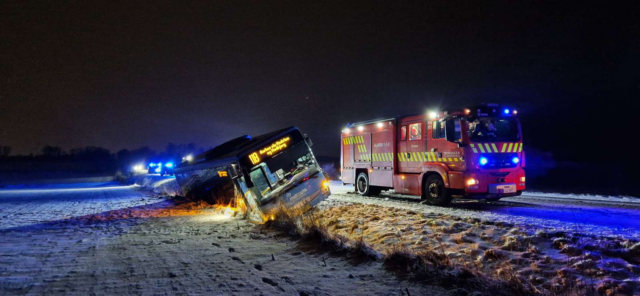 Bus med passagerer glider af vejen og ender i grøften