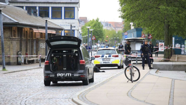 Blødende knivoffer vakler ned ad gaden i Indre By