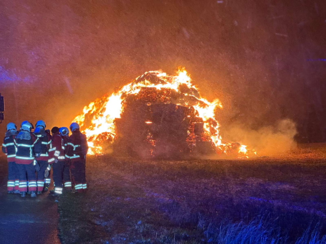 Omkring 1000 bigballer ædes af store flammer i snevejret