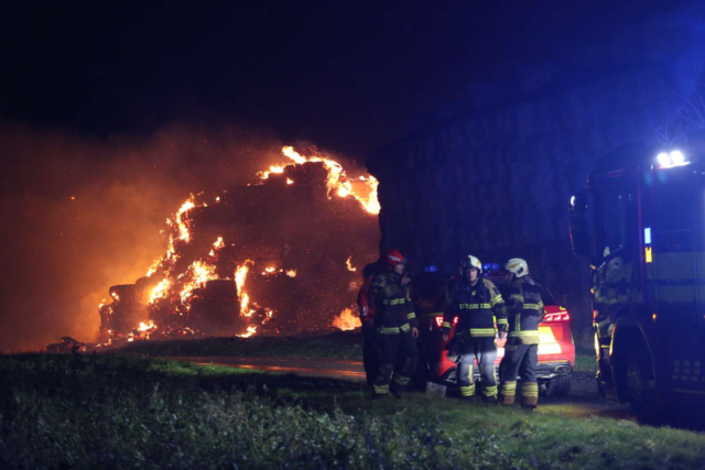 Kraftig brand i halmstak