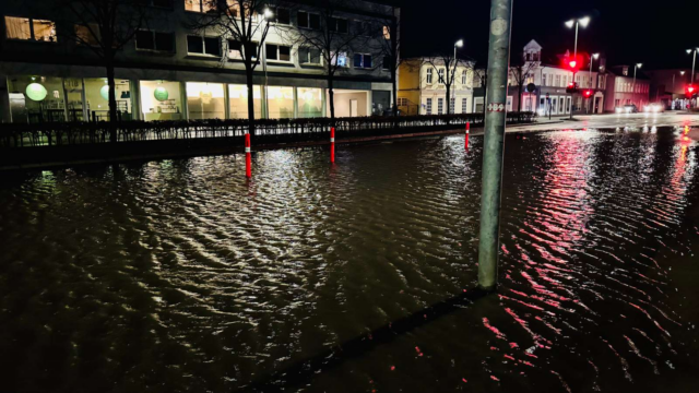 Voldsom vind: Mursten flået af væggen og veje spærret på grund af vand