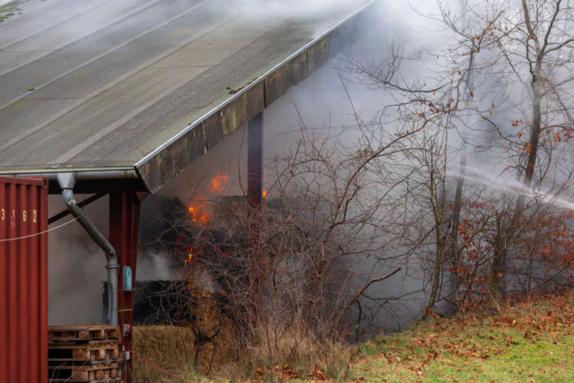 Stor flammer ved brand på gård