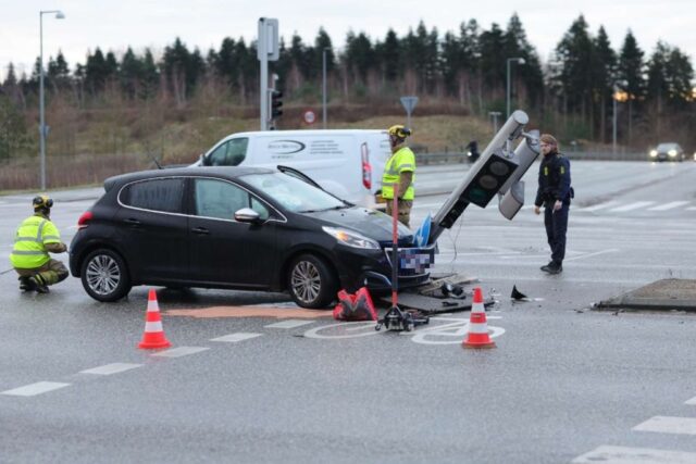 Voldsomt uheld på Vestegnen: Kolliderer med lyssignal