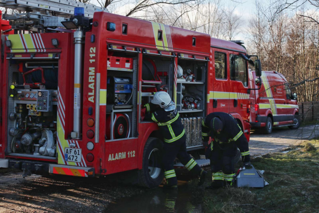 Sommerhus i flammer: ‘Hold afstand’