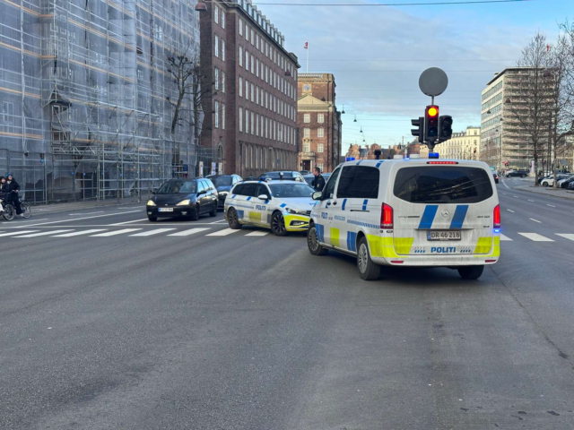 Drama i København: Politi suser ind foran bil på stor vej