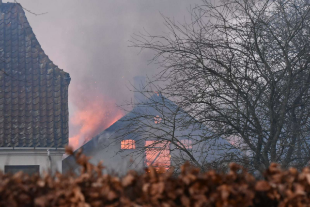 Voldsom gårdbrand med fare for dyr