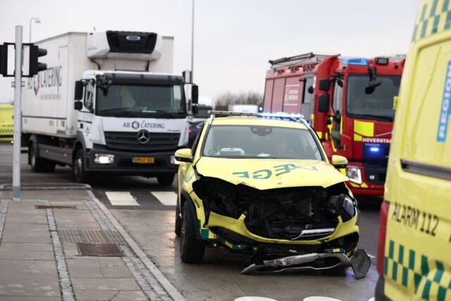 Akutlægebil brager sammen med lastbil på Vestegnen: Flere ambulancer kaldt