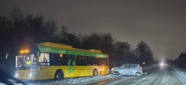 Stort snevejr: Bil brager ind i bus