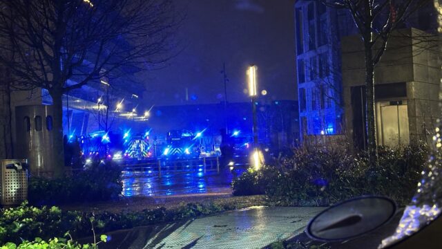 Brand i stort lejlighedskompleks