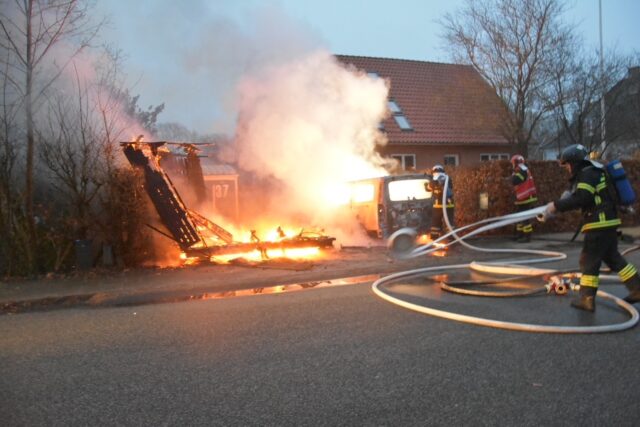 Voldsomme flammer på villavej