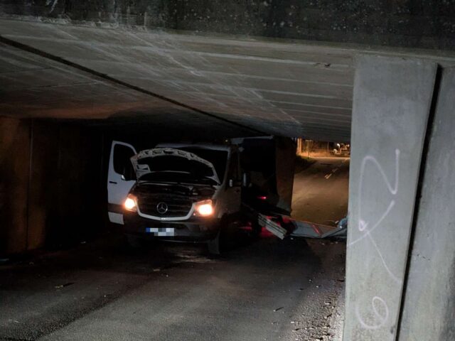 Vej totalt spærret: Kassevogn sidder fast under bro