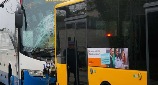 Glas splintrer ud på vejen – sammenstød mellem busser i trafikken