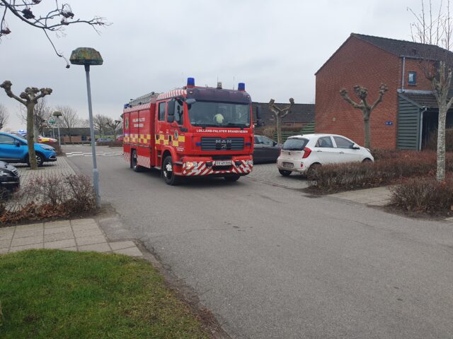 Brandkøretøjer haster til rækkehus