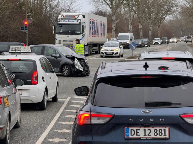 Greve: Biler hamrer sammen i lyskryds