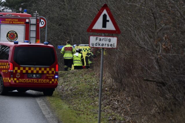 Alvorligt uheld spærrer vej i begge retninger: ‘Fastklemt’