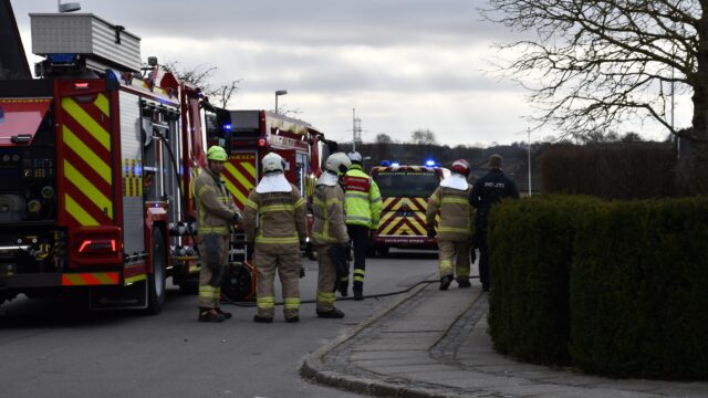 Udrykningskøretøjer spærrer vej i boligområde