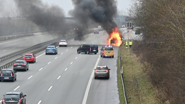 Voldsomme flammer ved tilkørsel på motorvej