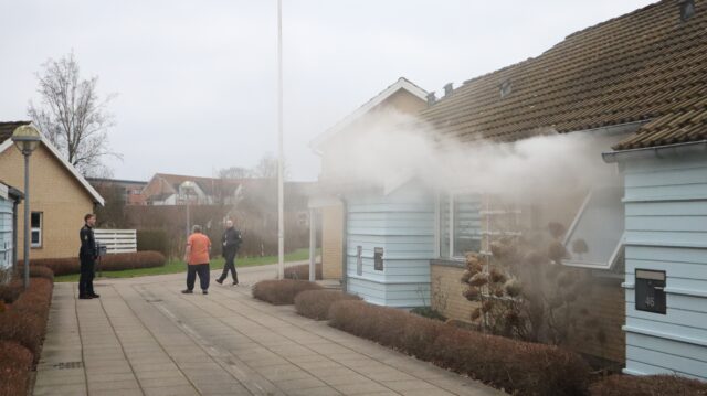 Massiv udrykning til boligområde: Brand brudt ud i hus