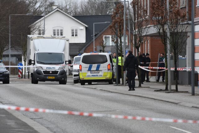 Voldsom hændelse på hovedgade: Ambulance kørt med eskorte fra stedet