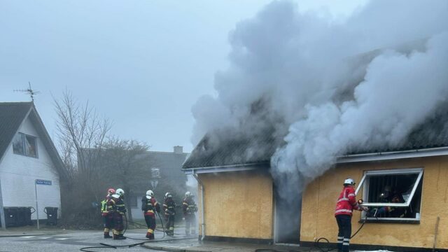 To kørt på skadestue: Røg og flammer vælter ud