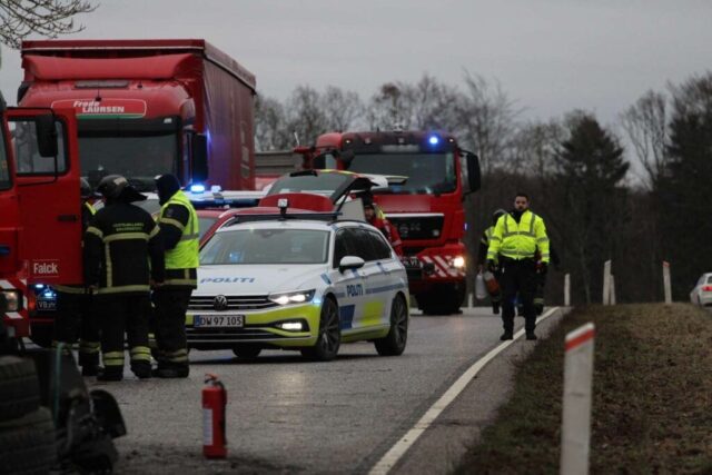 Væltet lastbil spærrer vej i begge retninger