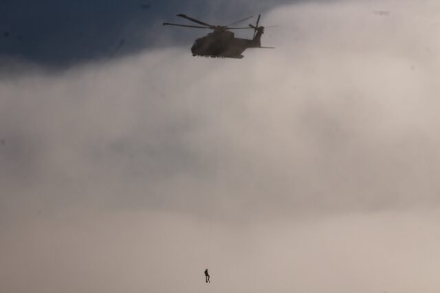 Helikopter i luften: Stor redningsaktion i gang ved strand