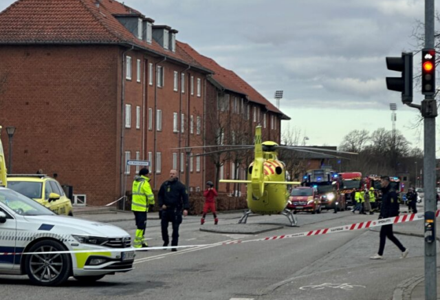 Lægehelikopter lander centralt: Ung mand meldes i kritisk tilstand