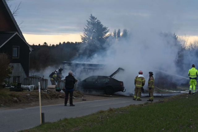 Horsens: Brand raserer køretøj og carport