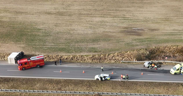 Stort køretøj vælter rundt på motorvej: Alt afspærret i alvorlig ulykke