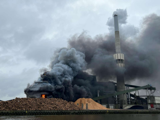 Storbrand: Silo står i massive flammer