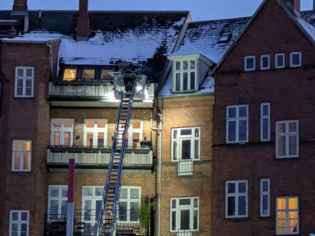 Ambulancer og beredskab på torv i midtby