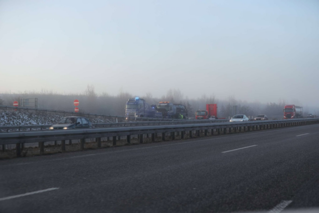 Lastbil blokerer frakørsel på motorvej