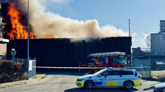 Person ramt: Eksplosion sender jernbjælke gennem luften