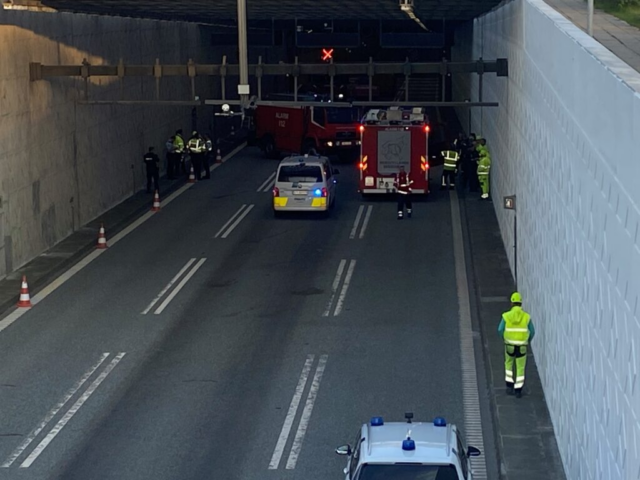 Flere spor spærret: Lastbil og personbil brager sammen i tunnel