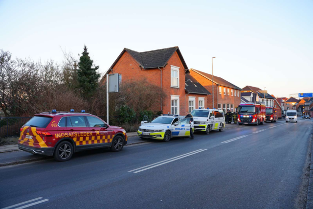 Brandvæsenet ankommer til lejlighedsbrand