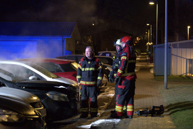 Bilbrand bryder ud på parkeringsplads