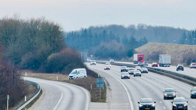 Pas på: Her står fartkontrollen gemt langs motorvej