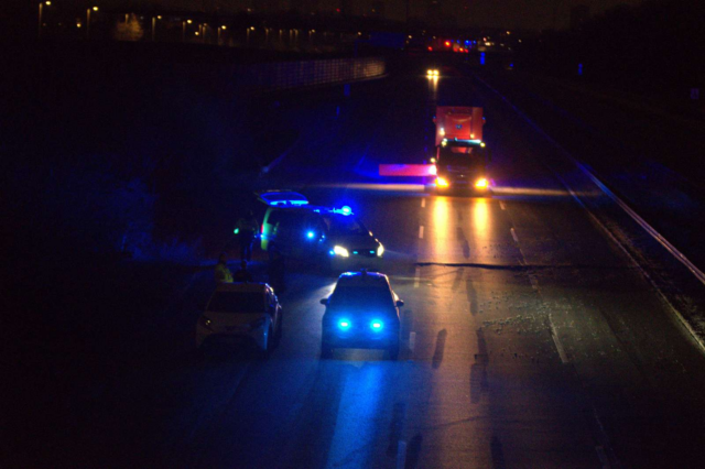 Flere spor spærret på Vestegnen: Politi ransager bil på motorvejen