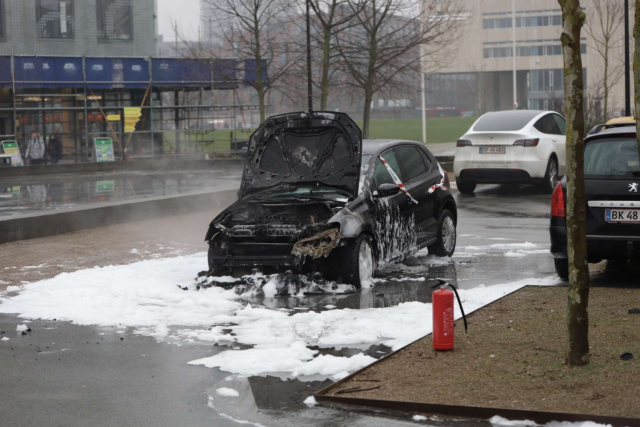 Brandvæsnet i aktion på Amager: Det flyder med hvidt skum på asfalten