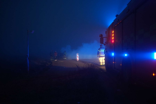 Stor røgsky i tågen: Voldsom bilbrand på motorvejstilkørsel