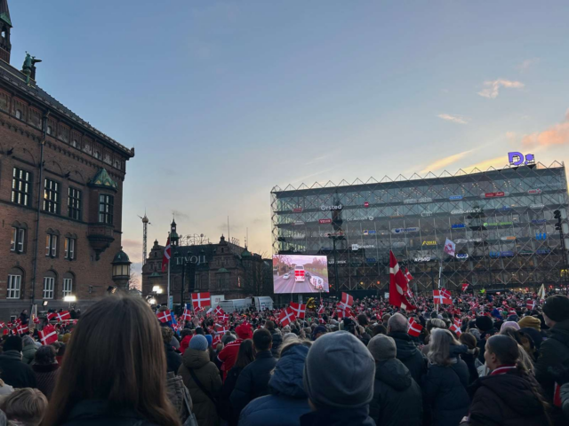 Historisk landshold ankommer: Følg med i den store hyldest fra Rådhuspladsen