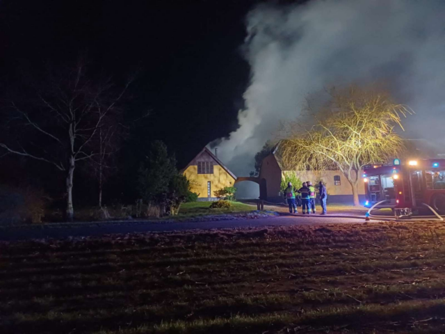 Gårdbrand sender gigantiske røgskyer mod himlen