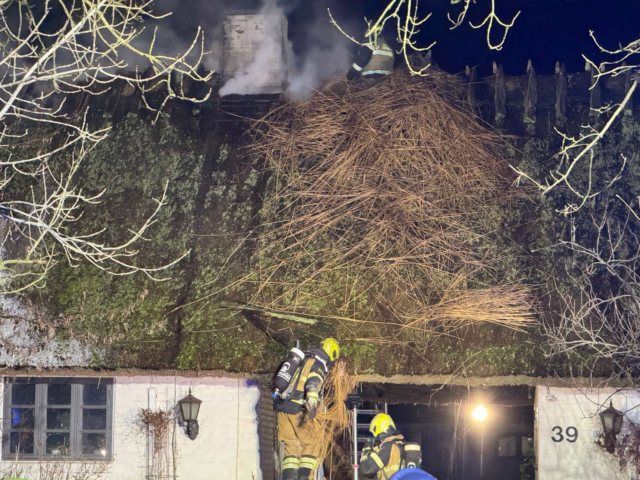 Voldsom røg fra brand i stråtækt hus spærrer vej: ‘Luk døre og vinduer’