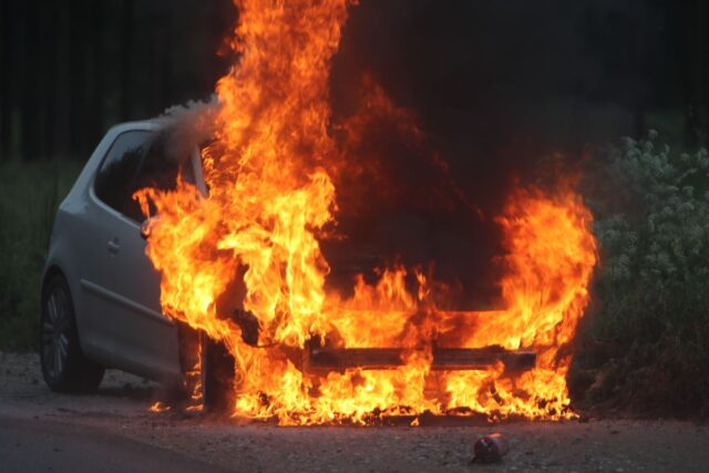 Bil går i flammer under kørsel