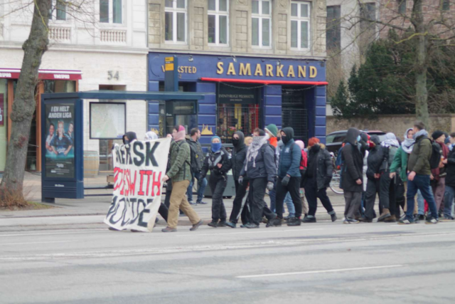 Demonstranterne fortsætter gennem byen