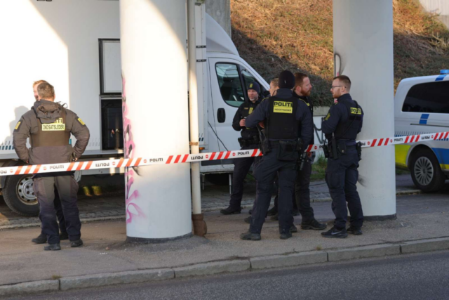 Alvorligt kvæstet efter dramatisk hændelse ved skole