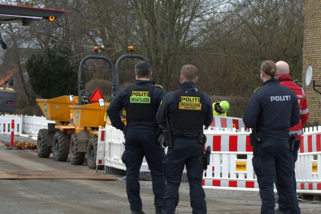 Sirener og blå blink haster til rolig villavej